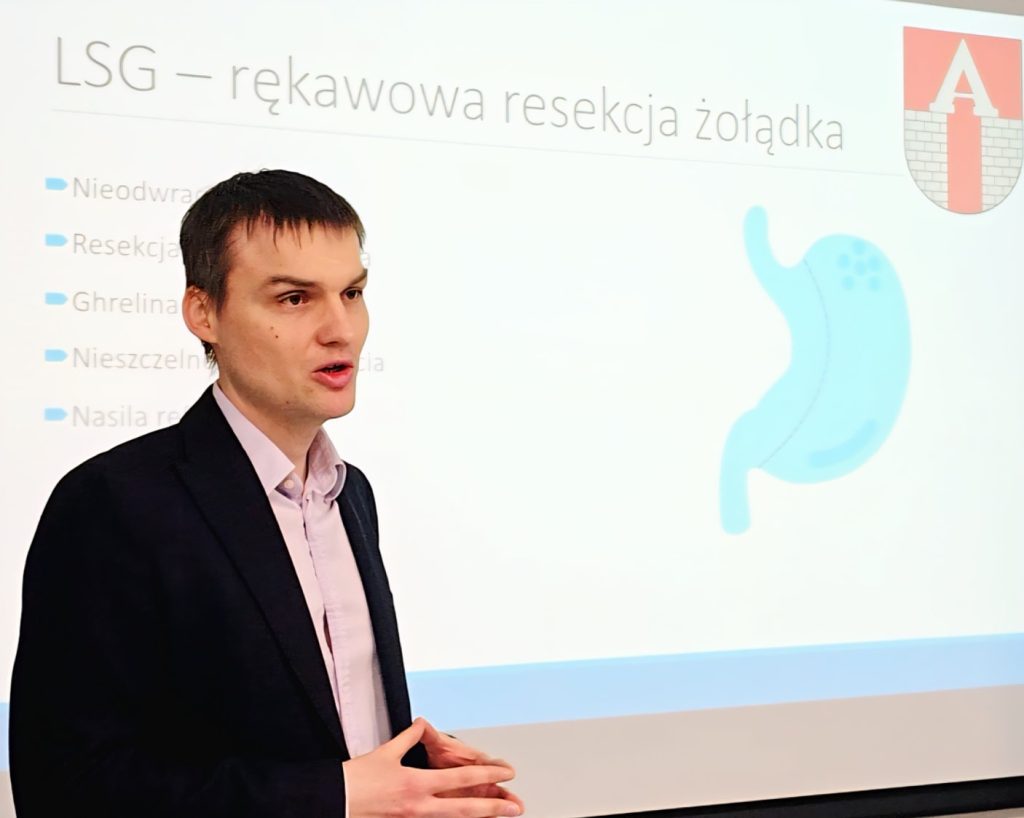 Dr Mateusz Kamiński chirurg bariatryczny w Łodzi podczas spotkania grupy wsparcia